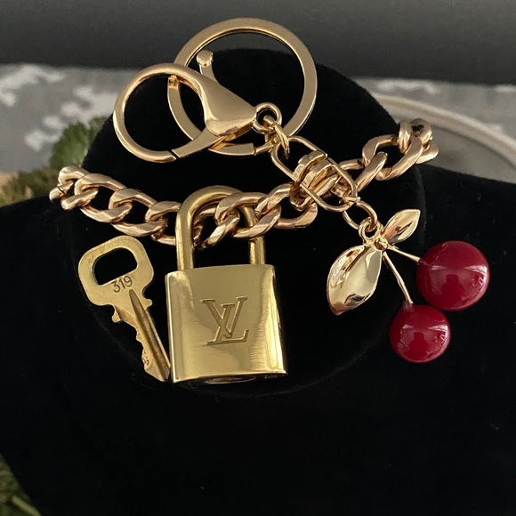 Louis Vuitton Brass Lock w/Key number 319 w/unbranded chain & cherries bag charm - Picture 1 of 6